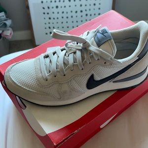 Women’s Nike shoe